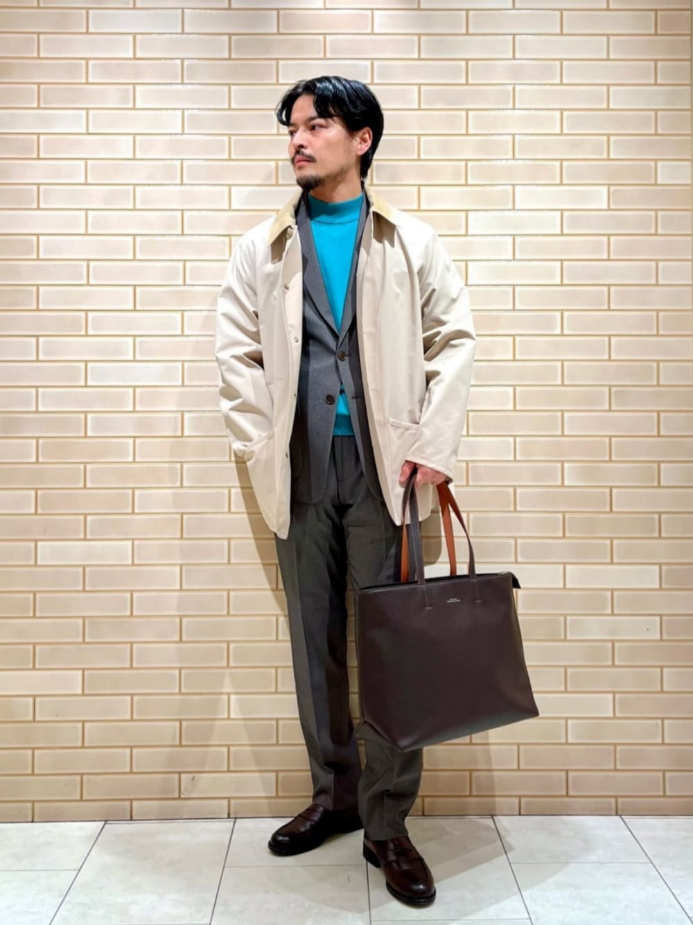 「ベーシック/トラッド、働くグリーンレーベル、通勤コーデ、気温15度から19度、SET UP EVERYWHERE、着ていきたい場所がある、セットアップが好きだ、セットアップ、ジャケット、ニット、春アウター、スーツ、春服、春コーデ、green label relaxing」｜「green label relaxingのシボ フェイク レザー ジップ トート バッグ 20F（トートバッグ、ブラウン系）」を使った、坂本裕太さん（メンズ・168cm）の春コーディネートの1枚目の写真
