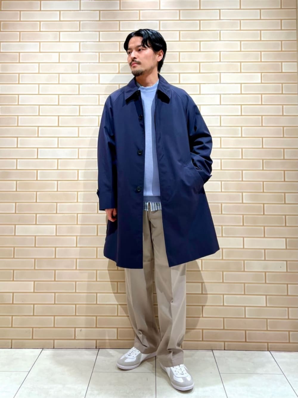「ベーシック/トラッド、スニーカー、トレンド、リラックス、トラベル、働くグリーンレーベル、通勤コーデ、気温15度から19度、気温10度から14度、ニット、シャツ、春アウター、コート、春服、春コーデ」｜「GERMAN TRAINERの＜GERMAN TRAINeR＞ジャーマントレーナー スニーカー（スニーカー、その他）」を使った、坂本裕太さん（メンズ・168cm）の春コーディネートの1枚目の写真