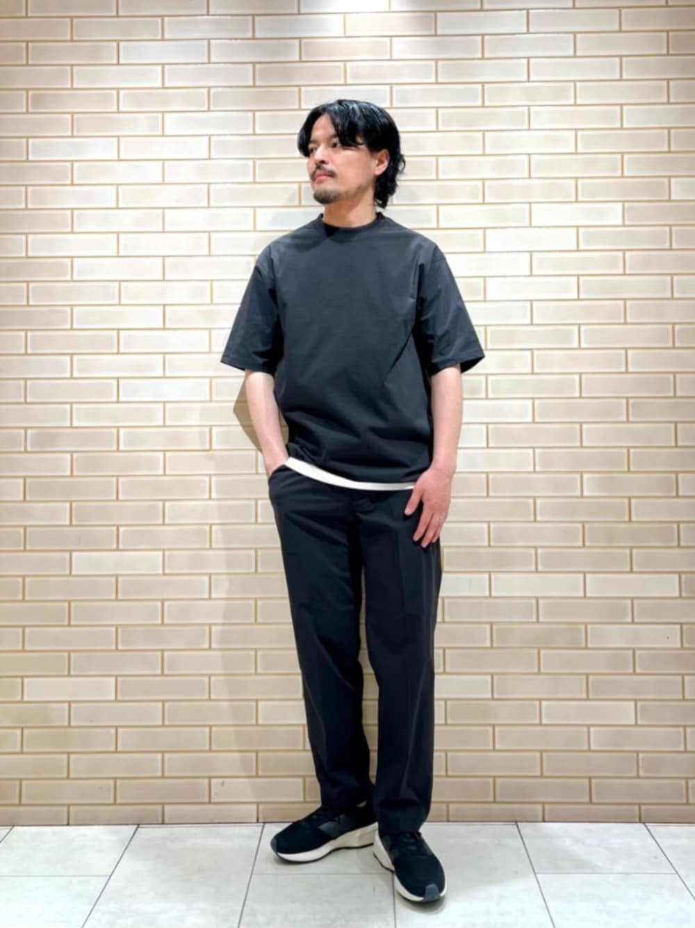 「ベーシック/トラッド、セットアップ、スニーカー、モード、ストリート、トレンド、リラックススタイル、アウトドアスタイル、トラベル /リゾート、GLRスタッフが履くNew Balance、シャツスタイル、Tシャツ、別注、春服、夏服」｜「green label relaxingのWONDER CLOTH クルーネック 半袖 Tシャツ -ストレッチ・接触冷感・吸水速乾-（Tシャツ/カットソー、ブラック系）」を使った、坂本裕太さん（メンズ・168cm）の夏コーディネートの1枚目の写真
