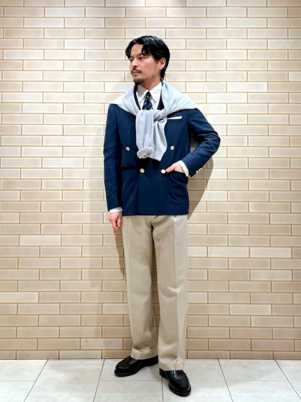 「ベーシック/トラッド、カーディガン、ジャケット、トレンド、ニット、働くグリーンレーベル、ブレザー、春服、春コーデ、セレモニー、入学式、卒業式、気温20度から24度、気温15度から19度、green label relaxing」｜「JALAN SRIWIJAYAの別注 [ ジャラン スリウァヤ ] Jalan Sriwijaya ペニー ローファー（ローファー、ブラック系）」を使った、坂本裕太さん（メンズ・168cm）の春コーディネートの1枚目の写真