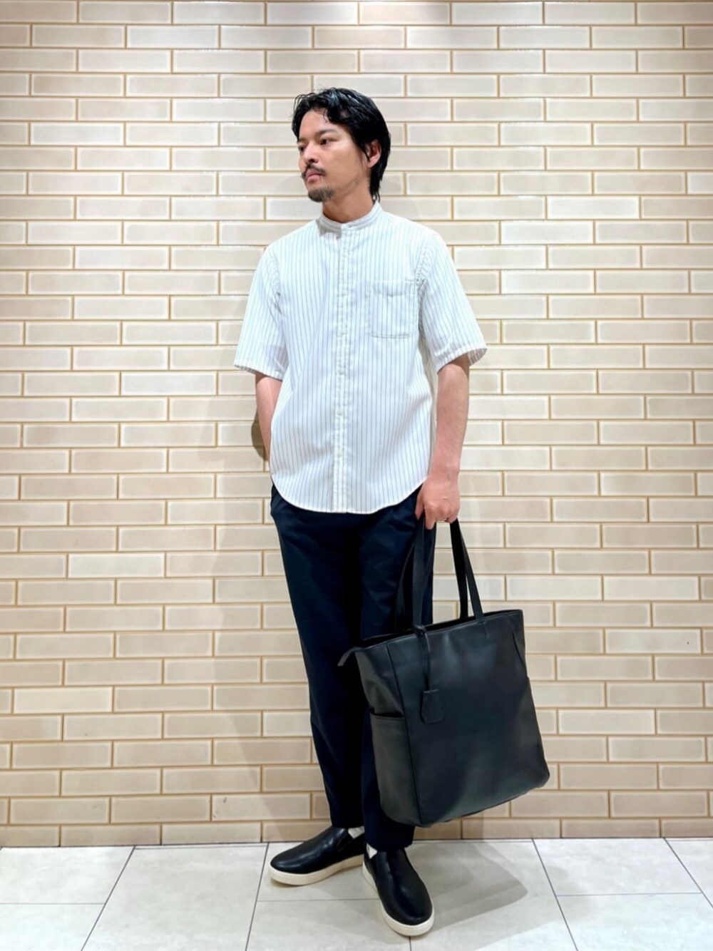 ホワイト系のTシャツ/カットソー、ホワイト系のシャツ/ブラウス、ブルー系のその他パンツを着用したメンズの春コーディネートの1枚目の写真