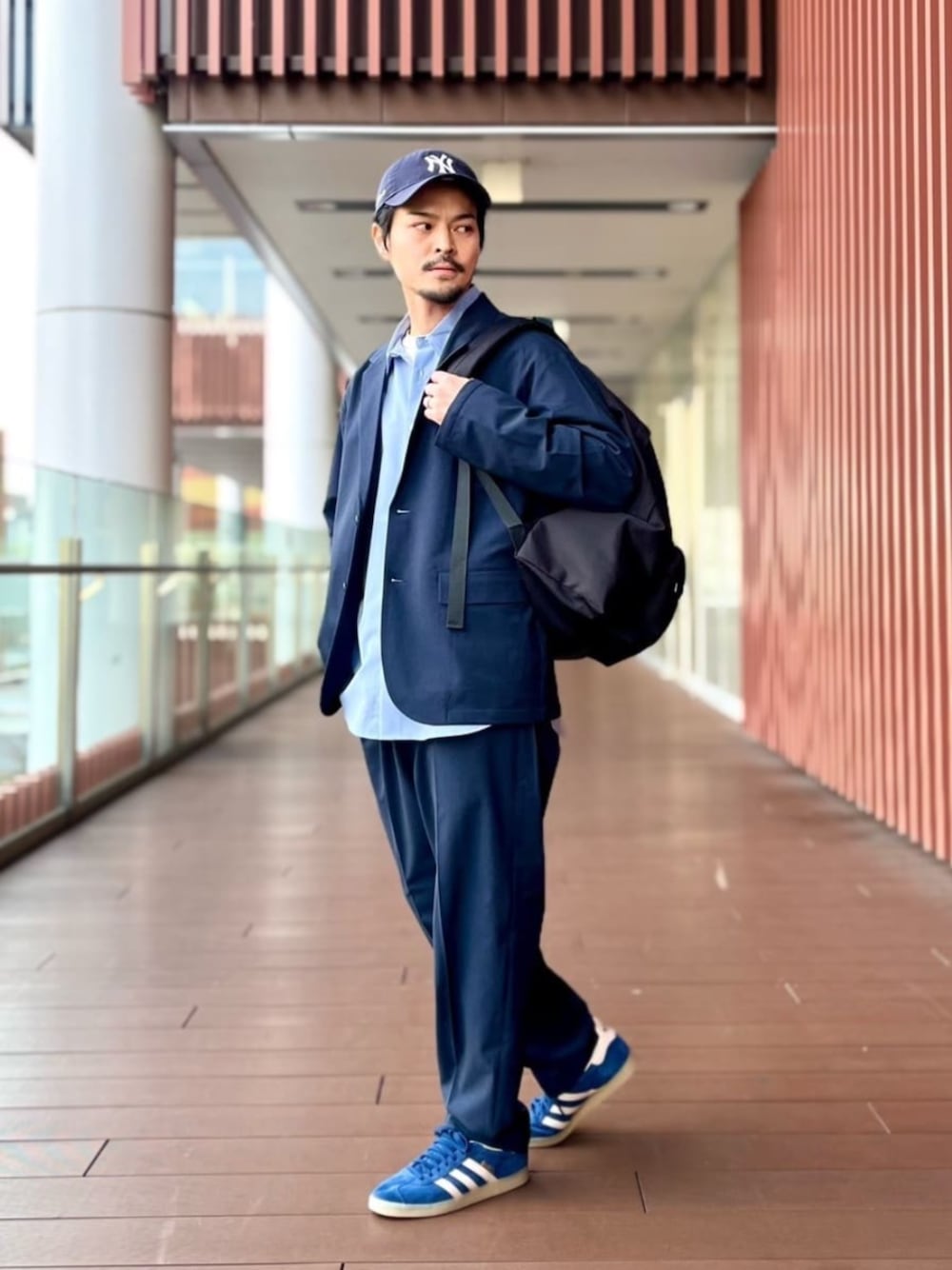 ホワイト系のTシャツ/カットソー、ブルー系のスニーカー、ブルー系のテーラードジャケットを着用したメンズの春コーディネートの1枚目の写真