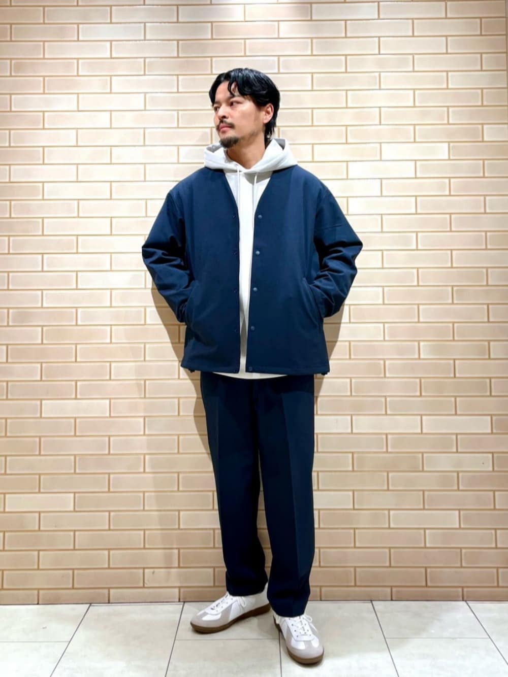 「ベーシック/トラッド、スニーカー、リラックス、トラベル、ストリート、アスレジャー、気温20度から24度、気温15度から19度、セットアップ、春アウター、カーディガン、フーディー、春服、春コーデ、green label relaxing」｜「GERMAN TRAINERの＜GERMAN TRAINeR＞ジャーマントレーナー スニーカー（スニーカー、ホワイト系）」を使った、坂本裕太さん（メンズ・168cm）の春コーディネートの1枚目の写真