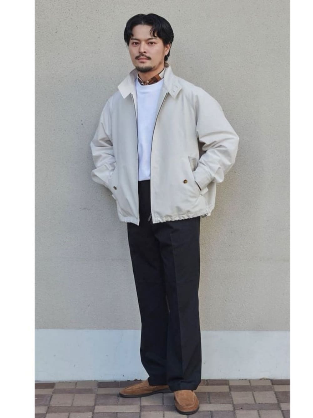 「ベーシック/トラッド、ジャケット、トレンド、リラックス、春アウター、Tシャツ、春服、春コーデ、ゴルフ、ブルゾン、green label relaxing、通勤コーデ、アスレジャー、気温20度から24度、気温15度から19度」｜「green label relaxingの＜Bleck＞ジオメトリック スカーフ（ストール/ショール、ブラウン系）」を使った、坂本裕太さん（メンズ・168cm）の春コーディネートの1枚目の写真