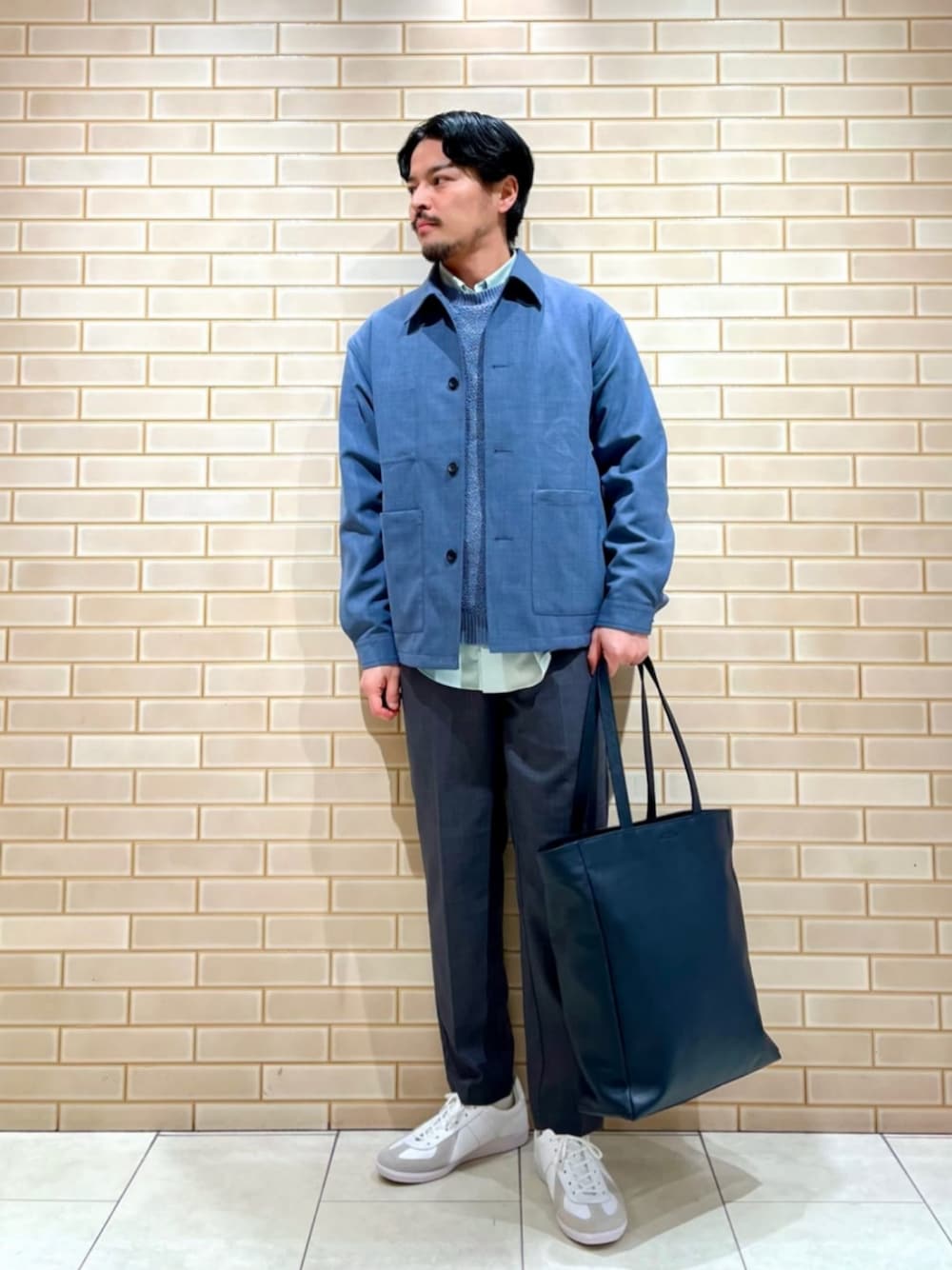 「ベーシック/トラッド、スニーカー、リラックス、トラベル、気温20度から24度、気温15度から19度、オルマイパンツ、働くグリーンレーベル、ジャケット、ニット、シャツ、春アウター、春服、春コーデ、green label relaxing」｜「GERMAN TRAINERの＜GERMAN TRAINeR＞ジャーマントレーナー スニーカー（スニーカー、その他）」を使った、坂本裕太さん（メンズ・168cm）の春コーディネートの1枚目の写真