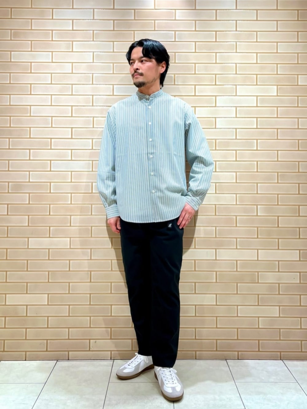 「ベーシック/トラッド、スニーカー、リラックス、働くグリーンレーベル、シャツ、夏服、リゾート、green label relaxing、春コーデ、夏コーデ、通勤コーデ、アスレジャー、気温25度から29度、気温20度から24度、気温15度から19度」｜「green label relaxingの＜VIBSOX＞リブ ソックス（ソックス/靴下、ホワイト系）」を使った、坂本裕太さん（メンズ・168cm）の春コーディネートの1枚目の写真