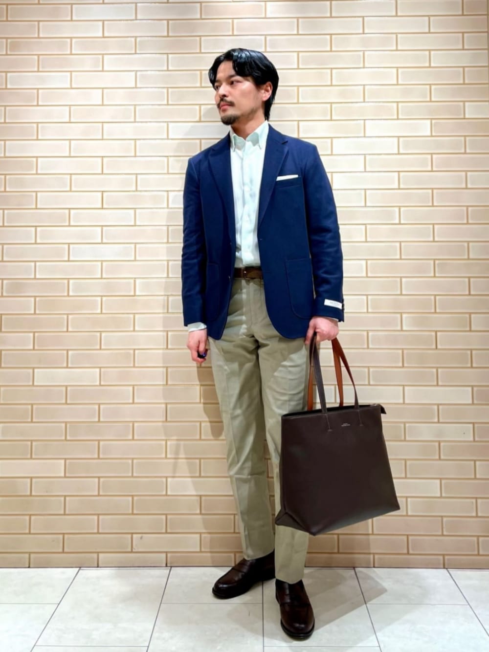 「ベーシック/トラッド、トレンド、トラベル、働くグリーンレーベル、ビジネス、通勤コーデ、気温20度から24度、気温15度から19度、ビジカジ、ジャケット、シャツ、トートバッグ、春服、春コーデ、green label relaxing」｜「green label relaxingのシボ フェイク レザー ジップ トート バッグ 20F（トートバッグ、ブラウン系）」を使った、坂本裕太さん（メンズ・168cm）の春コーディネートの1枚目の写真