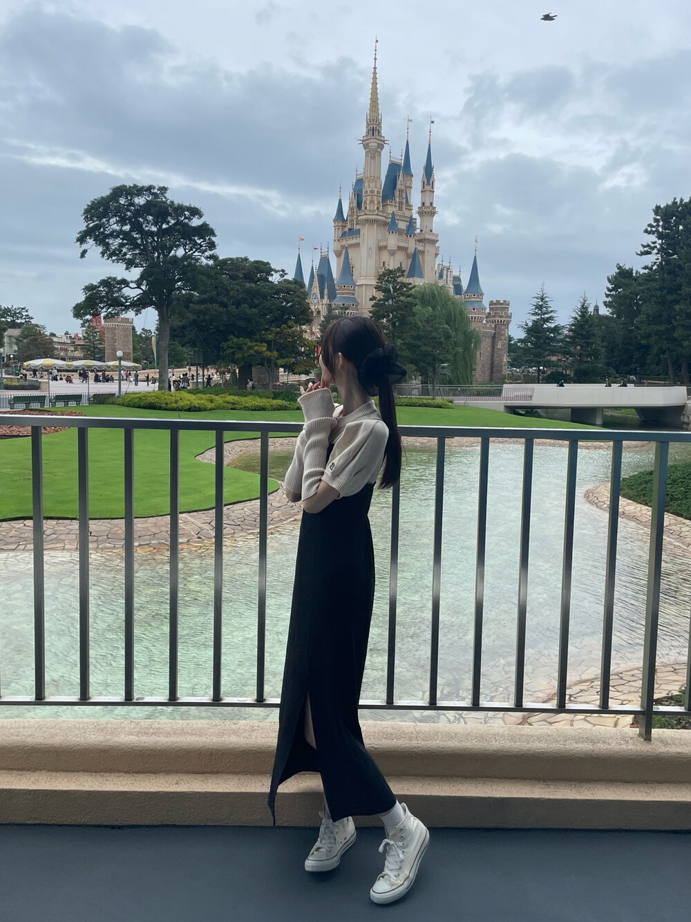 「大人カジュアル、秋冬、キレイめ、キャミワンピ、モノトーン、ポニーテール、今日のコーデ、ootd、outfit、ディズニー、アームウォーマー、スリット、ニット、プチプラ」｜「archivesの前後２ＷＡＹアームウォーマーニット（ニット/セーター、ホワイト系）」を使った、🐹さん（レディース・170cm）の秋コーディネートの1枚目の写真