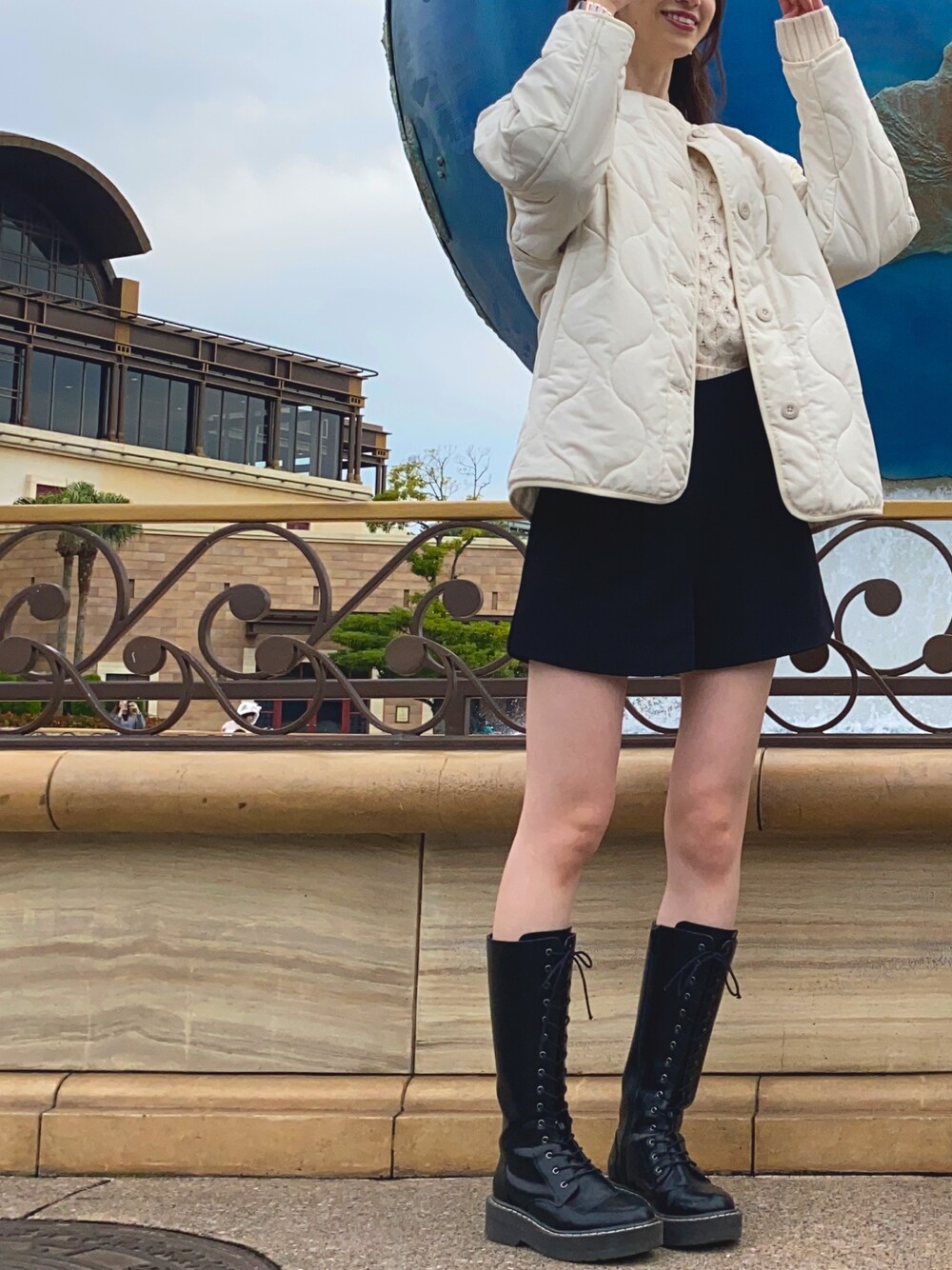 「大人カジュアル、秋冬、ラフコーデ、プチプラコーデ、レースアップシューズ、ロングブーツ、キルティング、モノトーン、ディズニー、リンクコーデ、ハイウエスト、今日のコーデ、ootd、outfit」｜「GUのアイテム（ジャケット/アウター、ホワイト系）」を使った、🐹さん（レディース・170cm）の秋コーディネートの1枚目の写真