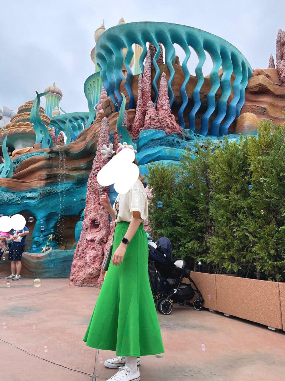 「お出かけコーデ、ディズニーシー、ディズニーコーデ、低身長、マーメイドスカート、楽チンコーデ、Tシャツ、スカート」｜「CONVERSEのアイテム（スニーカー、ホワイト系）」を使った、knnさん（レディース・152cm）の秋コーディネートの1枚目の写真