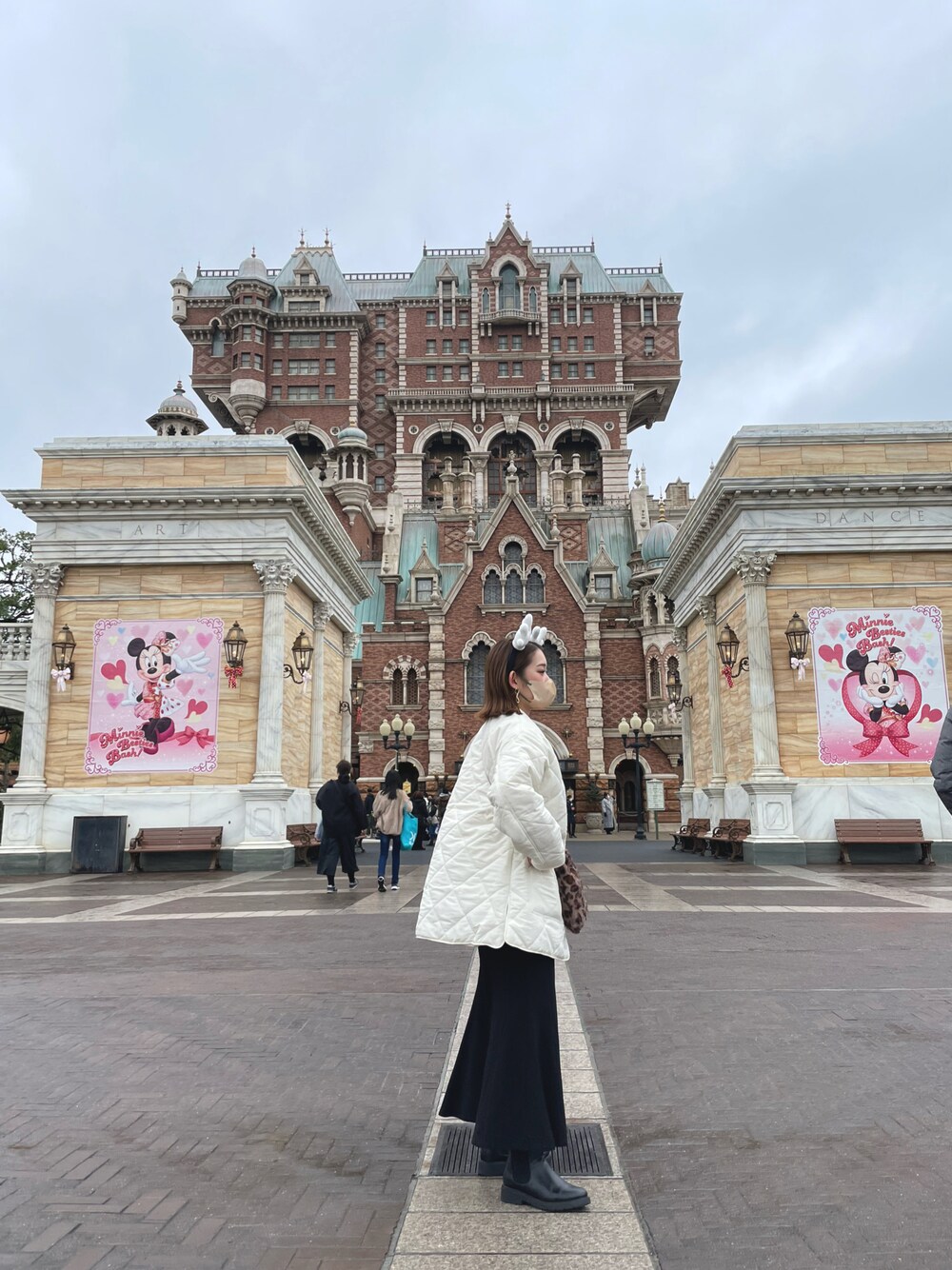 「おしゃれさんと繋がりたい、今日のコーデ、シンプル、ブーツスタイル、プチプラコーデ、ディズニー、ディズニーコーデ」｜「EPIMI E'PIMMYのアイテム（ダウンベスト、ホワイト系）」を使った、knnさん（レディース・152cm）の冬コーディネートの1枚目の写真