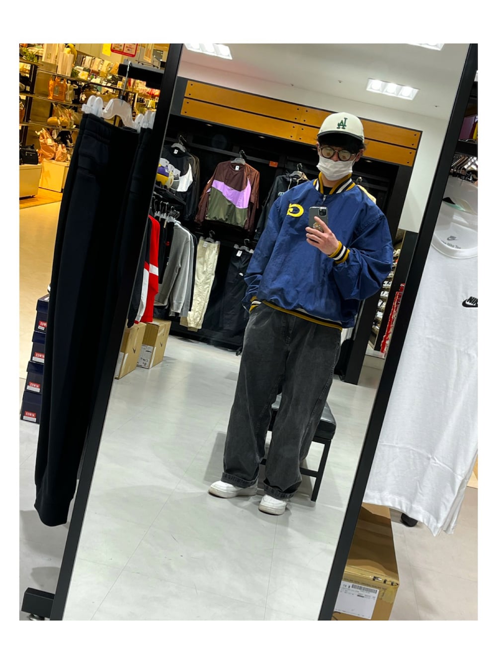 「メンズコーデ」｜「GUのアイテム（デニムパンツ、ブラック系）」を使った、shueiさん（メンズ・170cm）の春コーディネートの1枚目の写真