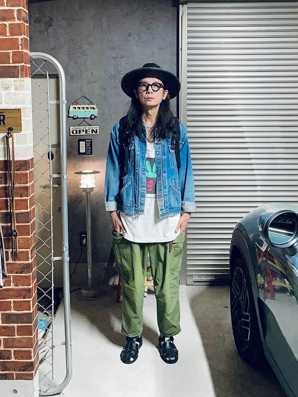 「カーゴパンツ、デニム、デニムジャケット、ヴィンテージ、古着MIX、古着、タンクトップ、レイヤードスタイル、ハット、めがね、春夏コーデ、春夏、初夏コーデ、カジュアル、カジュアルコーデ」｜「markaのアイテム（カーゴパンツ、グリーン系）」を使った、h.s.k.さん（メンズ・176cm）の夏コーディネートの1枚目の写真