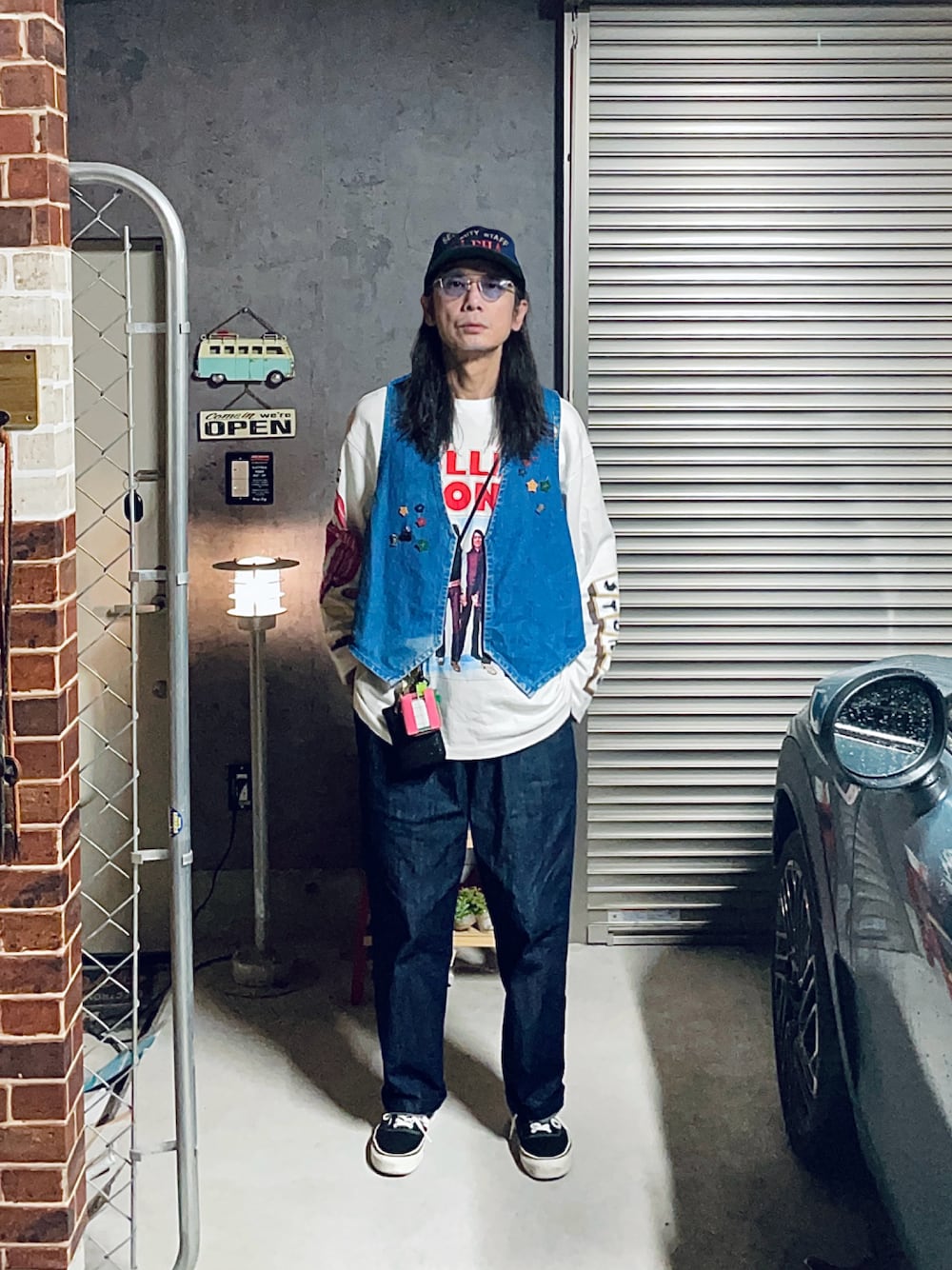 「スニーカー、スニーカーコーデ、ロンT、カットソー、デニム、デニムパンツ、イージーパンツ、VANS、キャップ、サングラス、春コーデ、春、春夏コーデ、ロック、カジュアル」｜「VECCHIのアイテム（デニムパンツ、ブルー系）」を使った、h.s.k.さん（メンズ・176cm）の春コーディネートの1枚目の写真