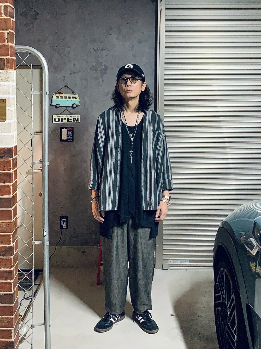 ブラック系のスニーカー、グレー系のその他パンツ、ブラック系のシャツ/ブラウスを着用したメンズの夏コーディネートの1枚目の写真