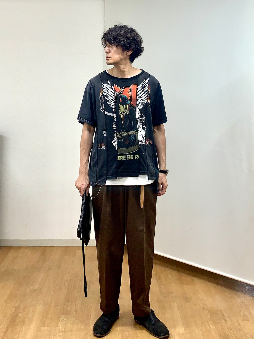 ブラック系のバッグ、ブラウン系のその他パンツ、ホワイト系のタンクトップを着用したメンズの秋コーディネートの1枚目の写真