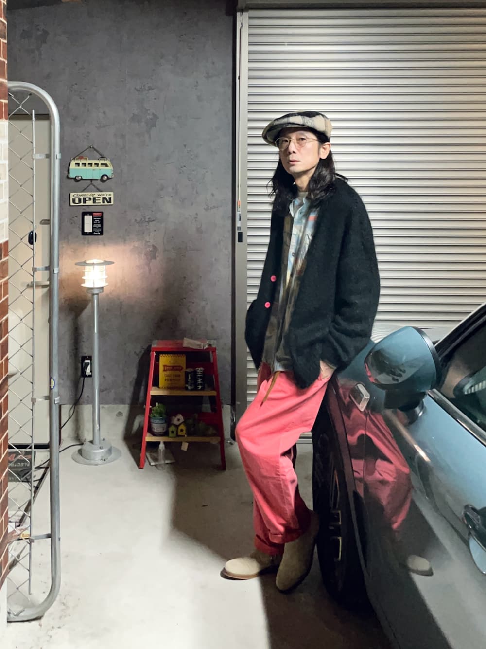 「ハンチング、チノパン、カラーパンツ、カーディガン、シャツスタイル、シャツ、柄シャツ、ブーツ、サングラス、ピンク、冬コーデ、冬、カジュアル、カジュアルコーデ、レイヤードスタイル」｜「古着のアイテム（その他パンツ、ピンク系）」を使った、h.s.k.さん（メンズ・176cm）の冬コーディネートの1枚目の写真