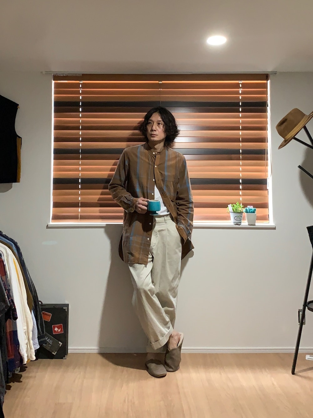 「シャツスタイル、シャツ、バンドカラーシャツ、チノパン、コンバース、カラーパンツ、チェック、チェックシャツ、カジュアル、カジュアルコーデ、ブラウン、ターコイズブルー、リラックススタイル、タックイン、コンバース オールスター」｜「FORK&SPOONのFORK&SPOON　ワンタックチノパンツ（その他パンツ、ホワイト系）」を使った、h.s.k.さん（メンズ・176cm）の春コーディネートの1枚目の写真