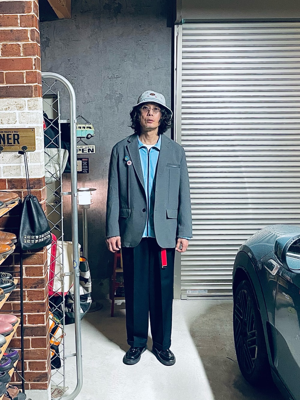 ブルー系のジャージ、グレー系のジャケット/アウター、ブルー系のスラックスを着用したメンズの春コーディネートの1枚目の写真
