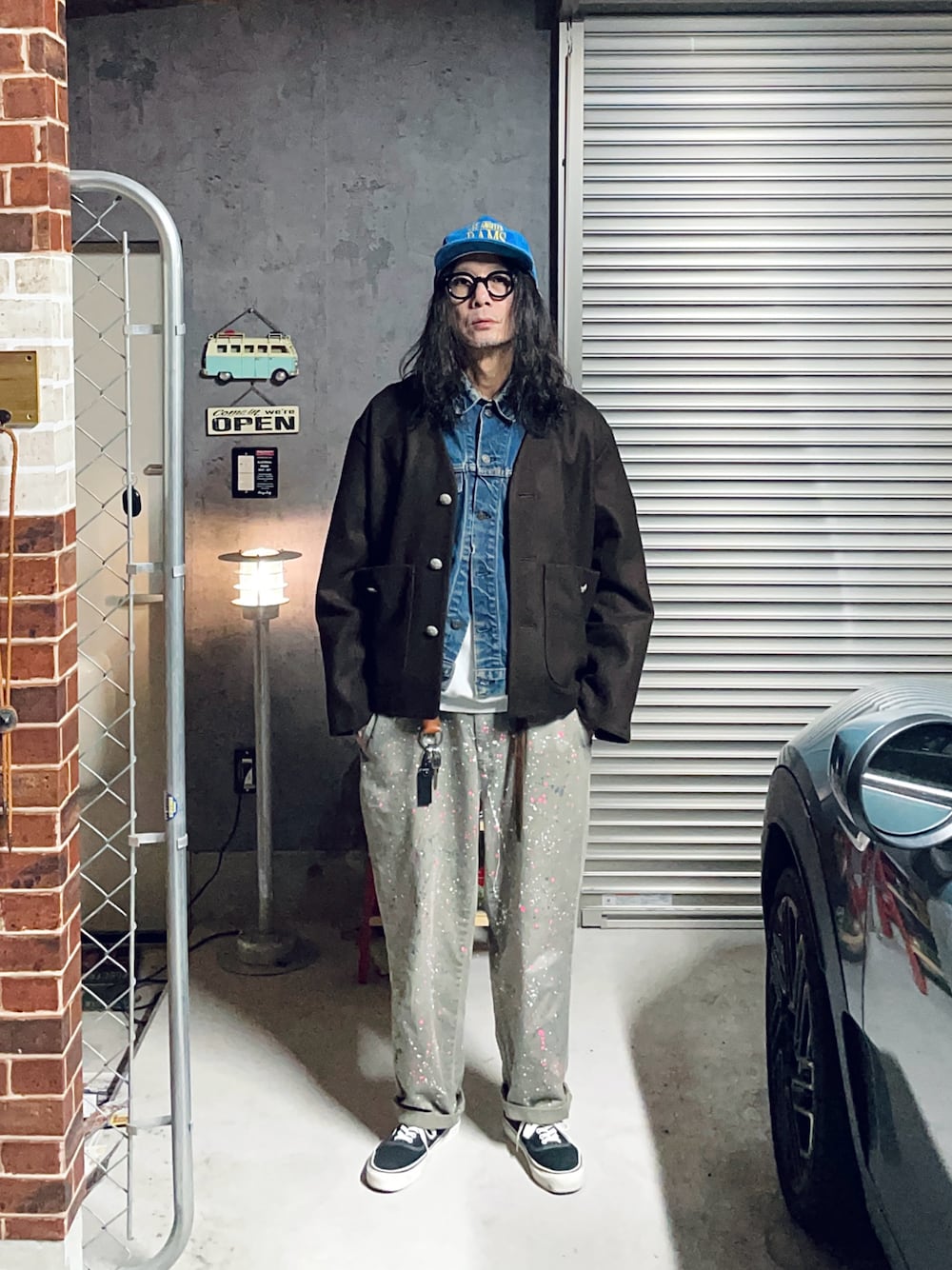 「キャップ、スニーカー、チノパン、デニム、デニムジャケット、レイヤードスタイル、めがね、スニーカーコーデ、VANS、カジュアル、カジュアルコーデ、冬コーデ、冬、冬アウター、テーパードパンツ」｜「リメイク古着のアイテム（チノパンツ、グレー系）」を使った、h.s.k.さん（メンズ・176cm）の冬コーディネートの1枚目の写真