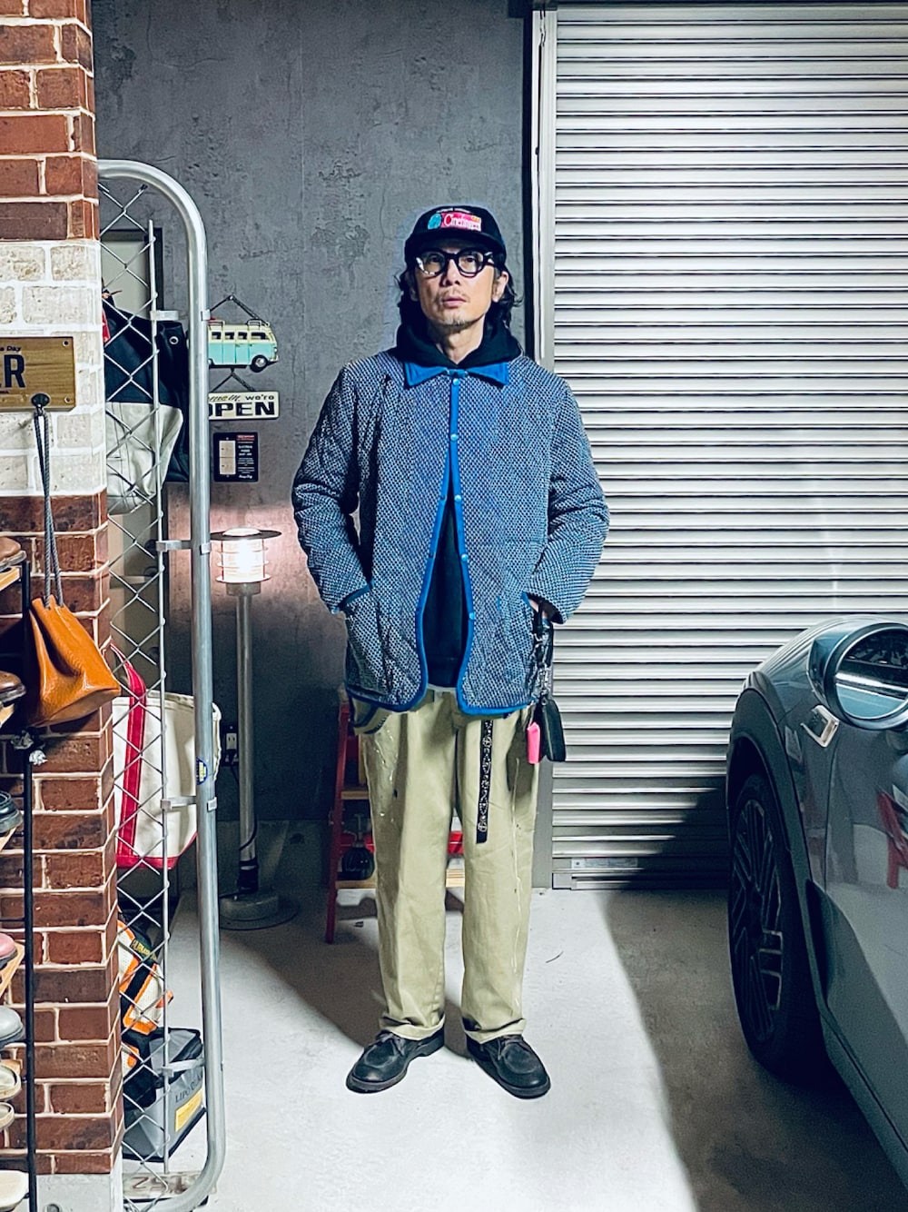 ブルー系のその他アウターを着用したメンズの春コーディネートの1枚目の写真