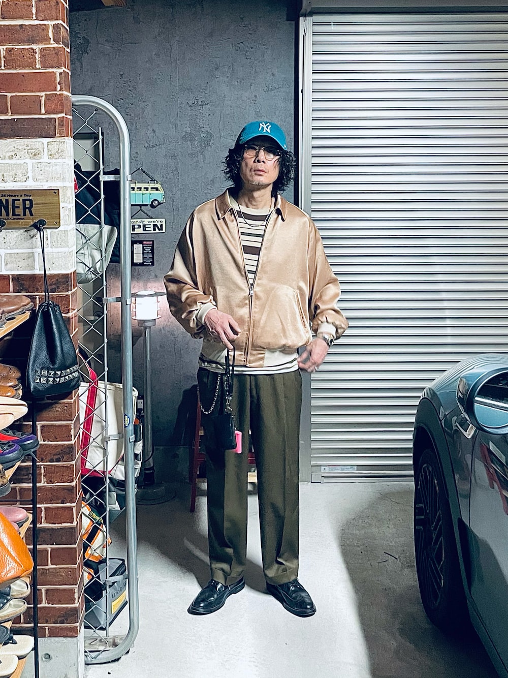 ピンク系のブルゾンを着用したメンズの春コーディネートの1枚目の写真