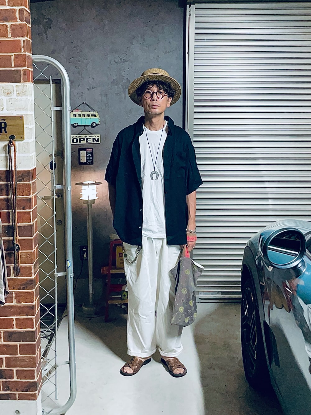 「めがね、メガネ男子、レイヤードスタイル、半袖シャツ、イージーパンツ、ホワイトパンツ、サンダル、カジュアル、カジュアルコーデ、シャツスタイル、シャツ、ノースリーブ、ネックレス、バッグ、ハット」｜「Et ceteraのアイテム（バッグ、その他）」を使った、h.s.k.さん（メンズ・176cm）の秋コーディネートの1枚目の写真
