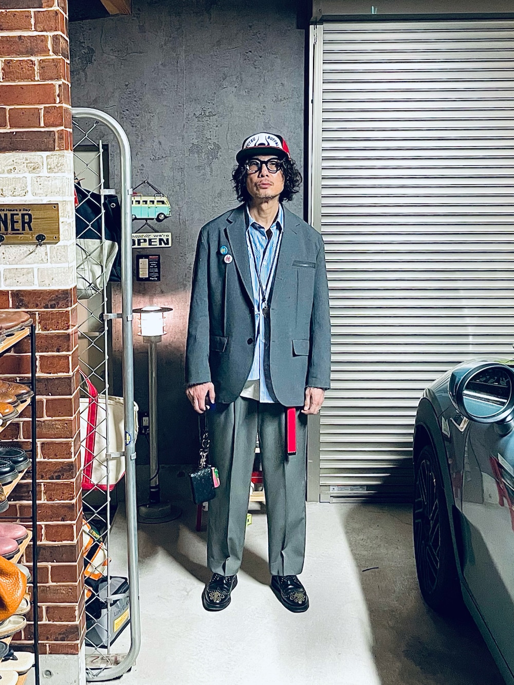 グレー系のジャケット/アウターを着用したメンズの春コーディネートの1枚目の写真