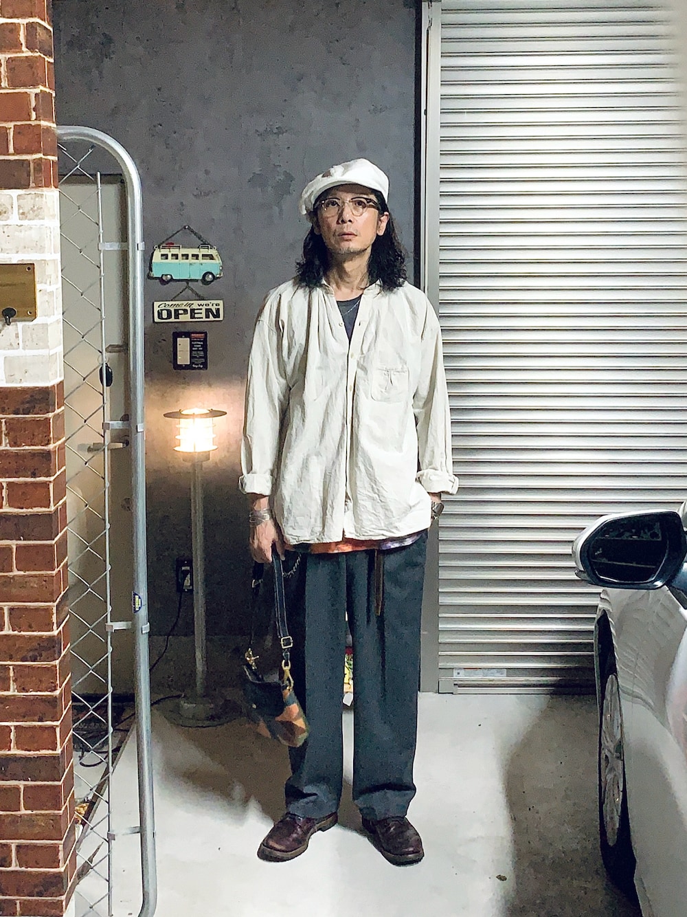 「レイヤードスタイル、タンクトップ、シャツスタイル、秋服準備はじめました、秋コーデ、秋のコーデ、シャツ、スラックス、ブーツ、メガネ男子、ハンチング、めがね、カジュアルコーデ、カジュアル、ショルダーバッグ」｜「RED WINGのアイテム（ブーツ、レッド系）」を使った、h.s.k.さん（メンズ・176cm）の秋コーディネートの1枚目の写真