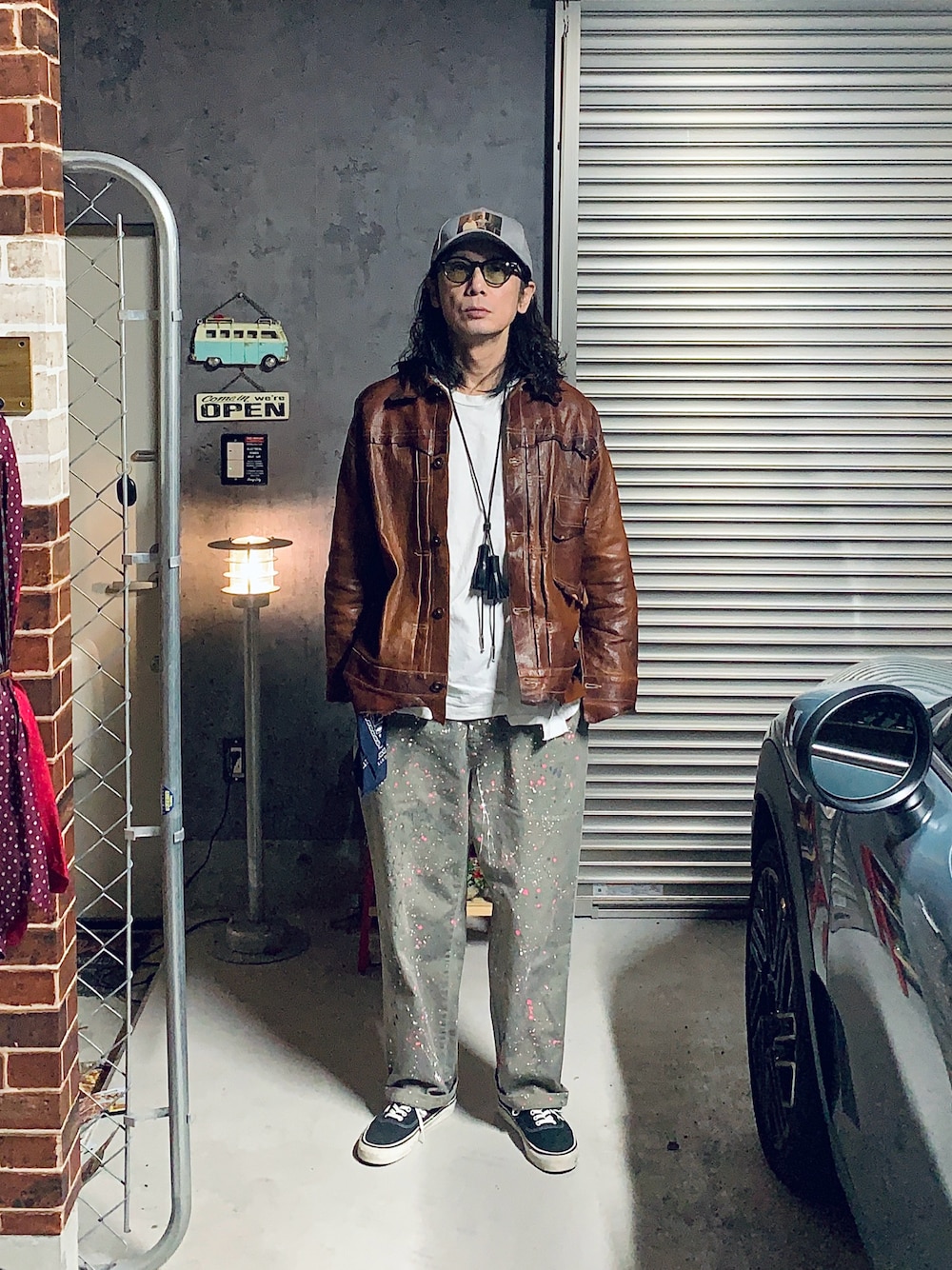「レザー、レザージャケット、チノパン、カットソー、ロンT、キャップ、グレー、ブラウン、スニーカー、スニーカーコーデ、VANS、カジュアル、カジュアルコーデ、秋コーデ、秋のコーデ」｜「VANSのVANS AUTHENTIC 44 DX スニーカー（スニーカー、ブラック系）」を使った、h.s.k.さん（メンズ・176cm）の秋コーディネートの1枚目の写真