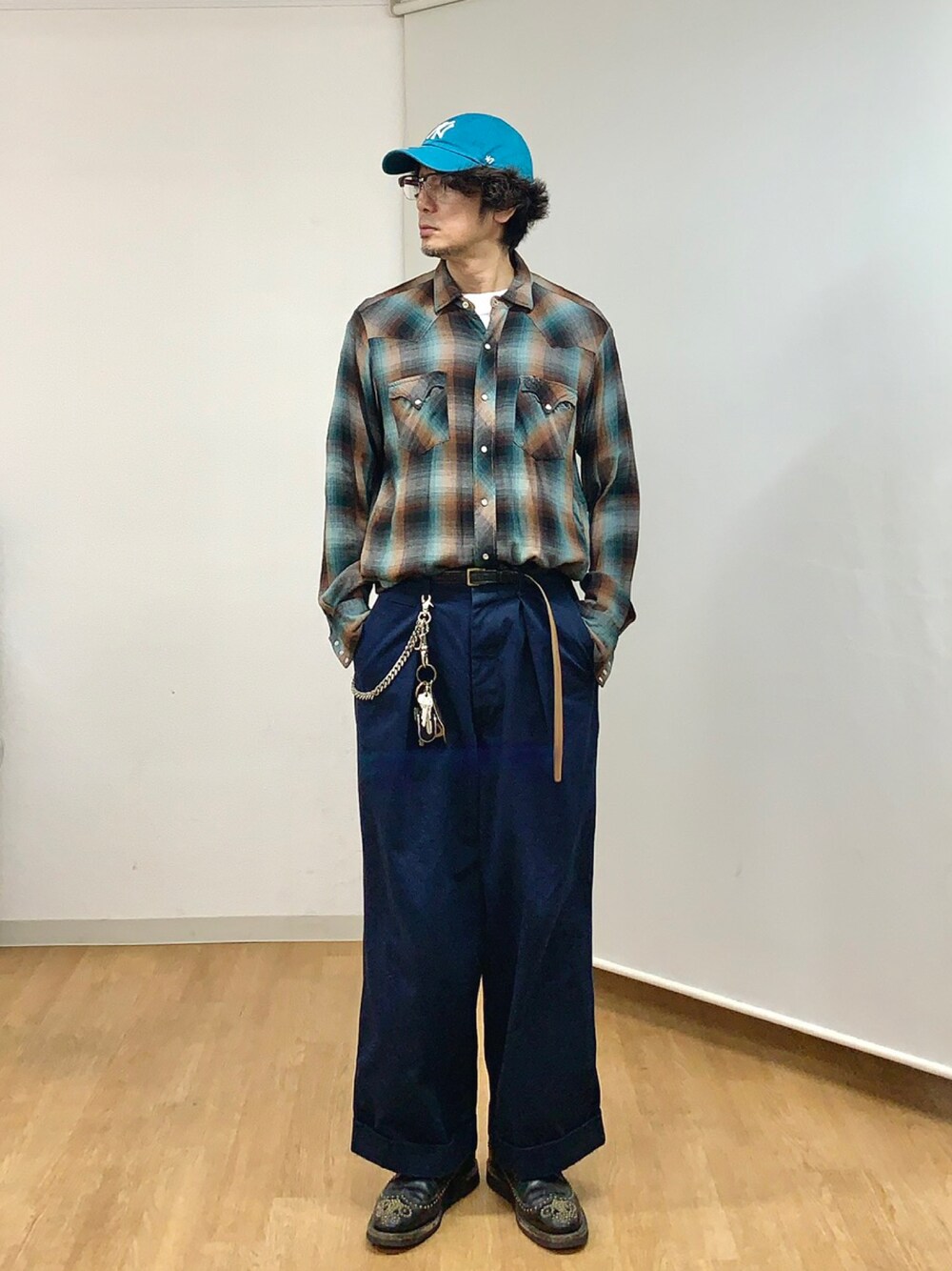 ブラック系のその他シューズ、ブルー系のその他パンツ、その他のトップスを着用したメンズの秋コーディネートの1枚目の写真