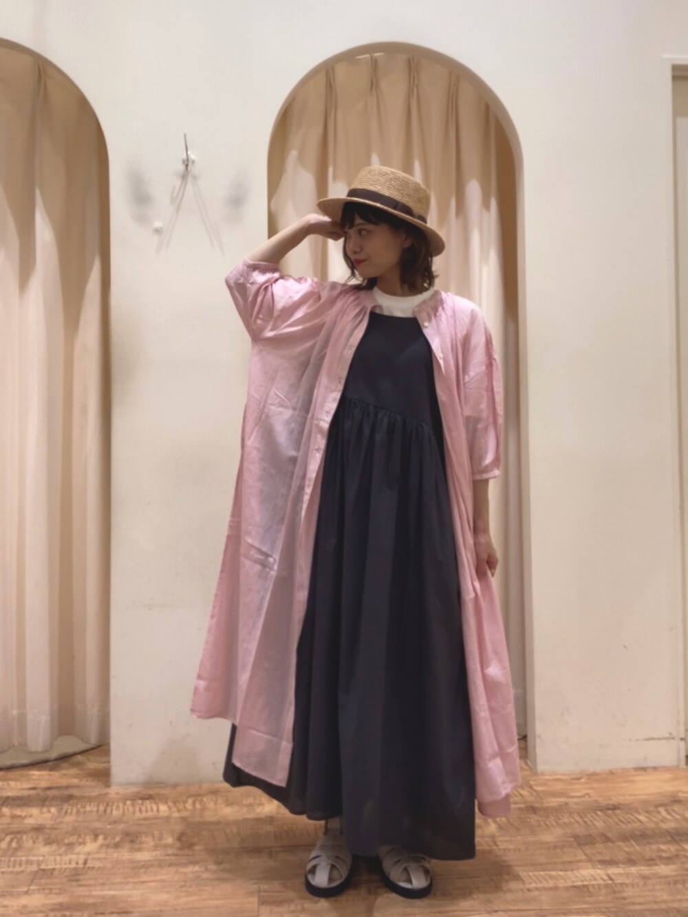 ホワイト系のTシャツ/カットソー、ピンク系のワンピース、グレー系のワンピースを着用したレディースの夏コーディネートの1枚目の写真