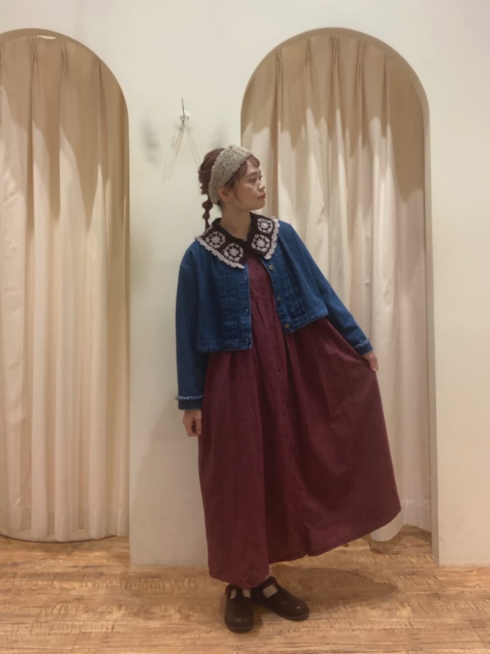 ブルー系のデニムジャケット、レッド系のワンピース、ブラウン系のドレスシューズを着用したレディースの夏コーディネートの1枚目の写真