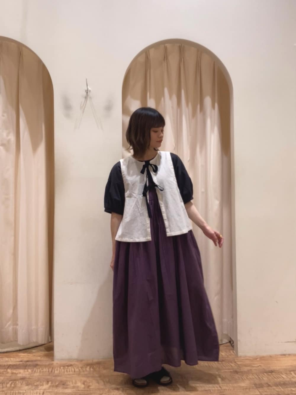 グレー系のTシャツ/カットソー、ホワイト系のベスト、パープル系のワンピースを着用したレディースの夏コーディネートの1枚目の写真