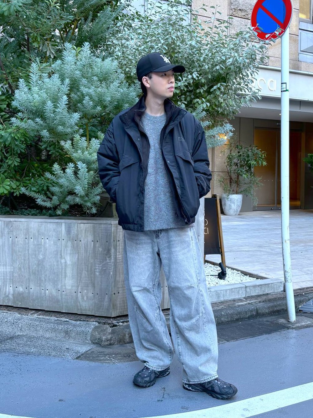 「高身長、トラッド、モテ、カジュアル、ブルゾン、ニット、デニムパンツ、ワイドパンツ」｜「RAGEBLUEのフリースフェイクレイヤード/ナイロンブルゾン（ナイロンジャケット、ブラック系）」を使った、りゅうとさん（メンズ・180cm）の秋コーディネートの1枚目の写真