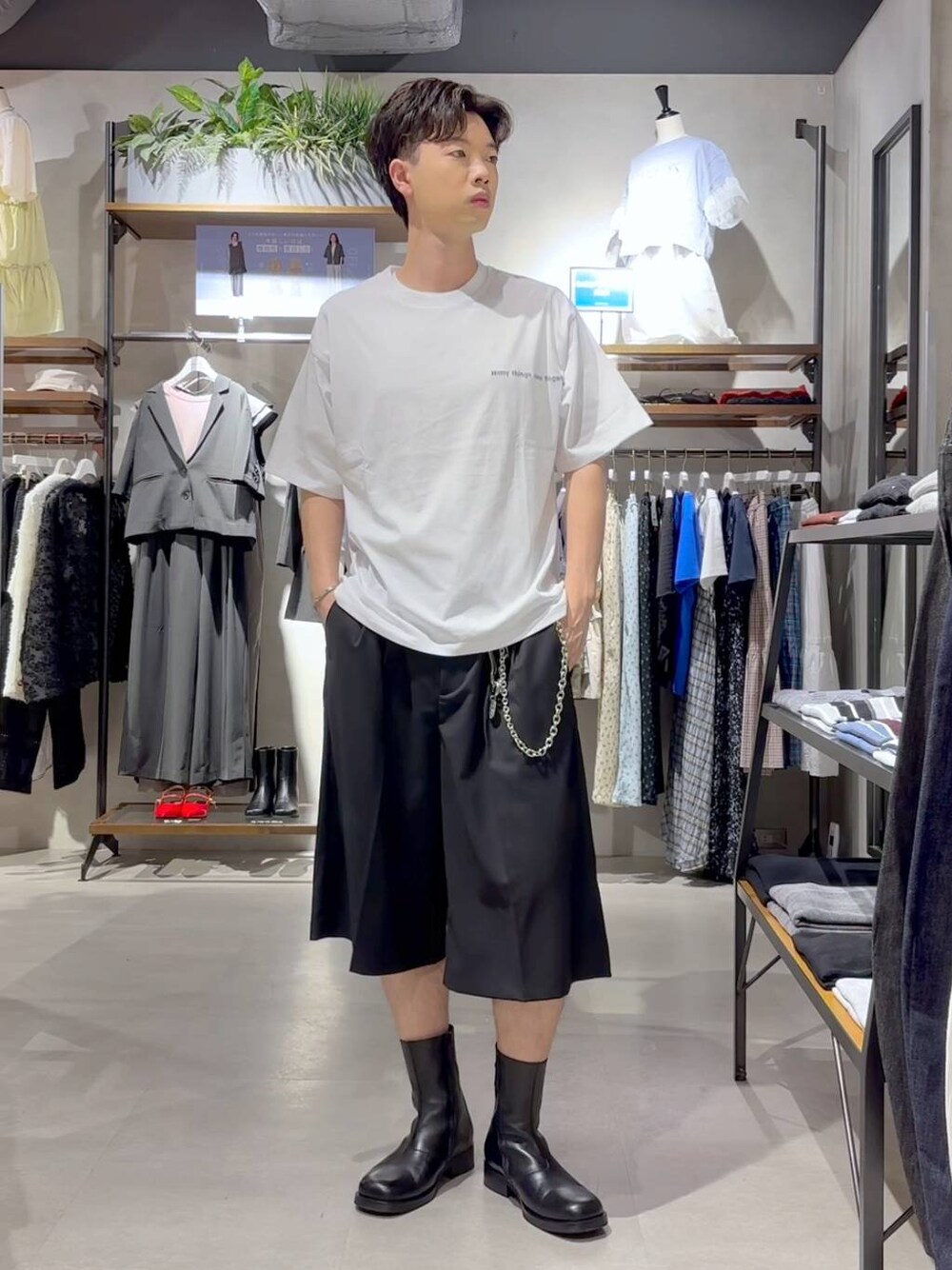 ブラック系のスラックス、ブルー系のTシャツ/カットソー、シルバー系のキーホルダーを着用したメンズの春コーディネートの1枚目の写真