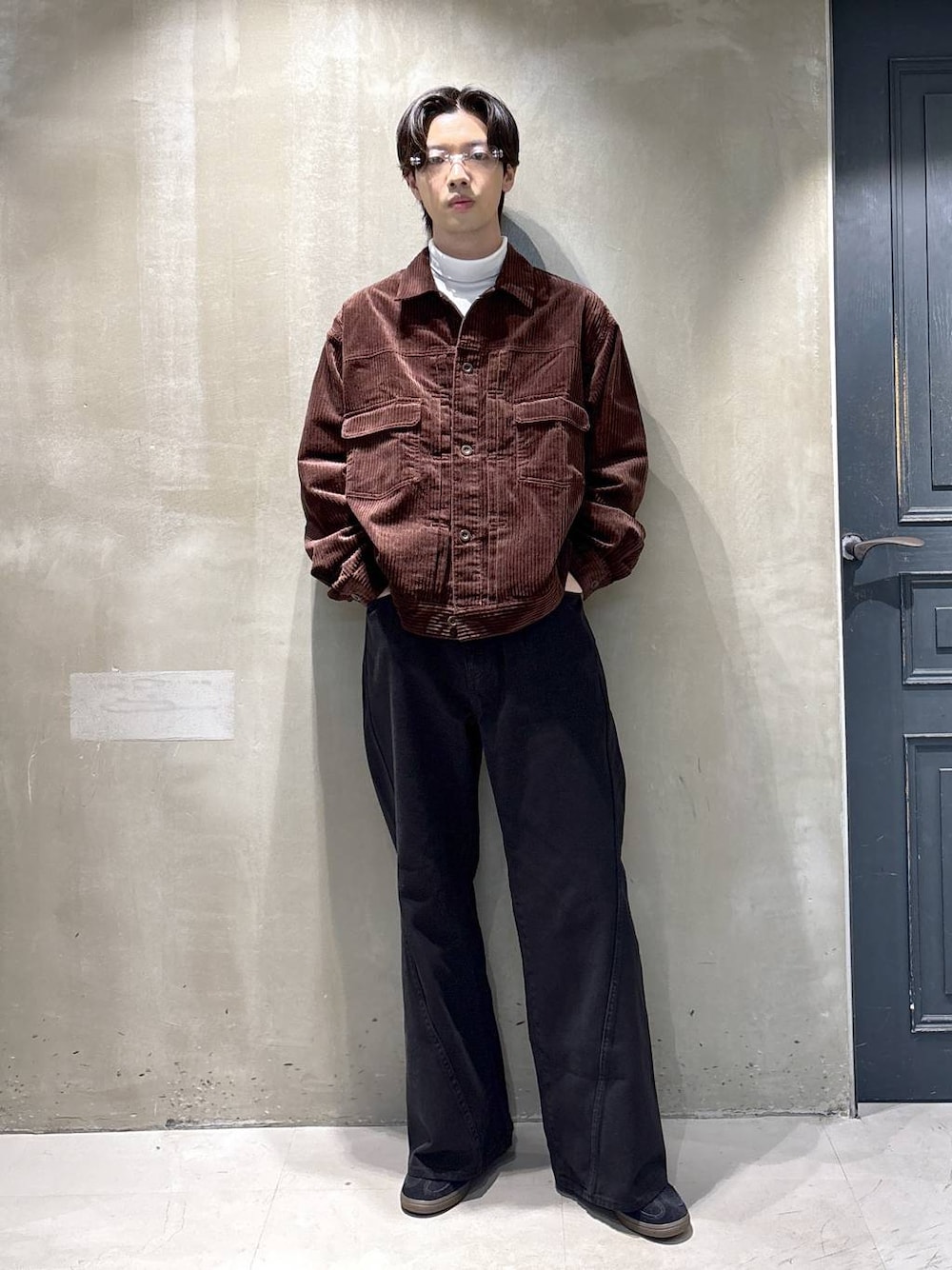 ブラック系のスニーカー、ブラウン系のシャツ/ブラウス、ブラック系のデニムパンツを着用したメンズの秋コーディネートの1枚目の写真