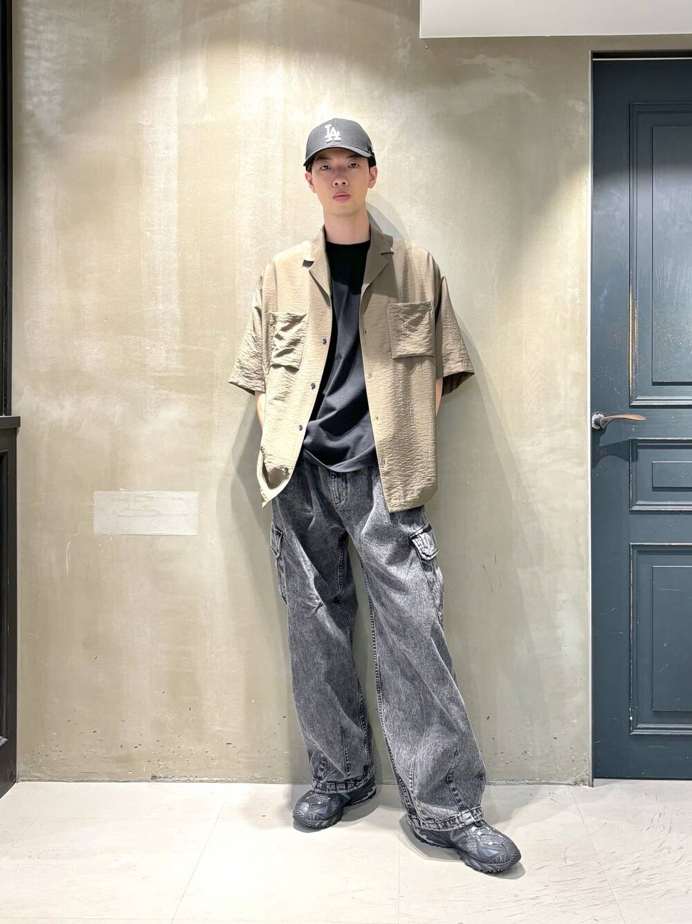 グレー系のデニムパンツ、グリーン系のシャツ/ブラウス、ブラック系のTシャツ/カットソーを着用したメンズの夏コーディネートの1枚目の写真