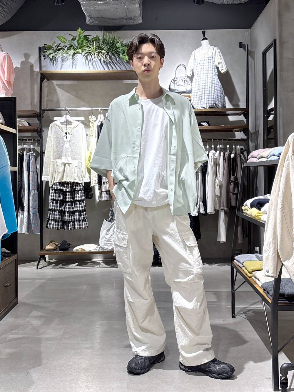 ブラック系のシャツ/ブラウス、ホワイト系のカーゴパンツ、ホワイト系のTシャツ/カットソーを着用したメンズの春コーディネートの1枚目の写真
