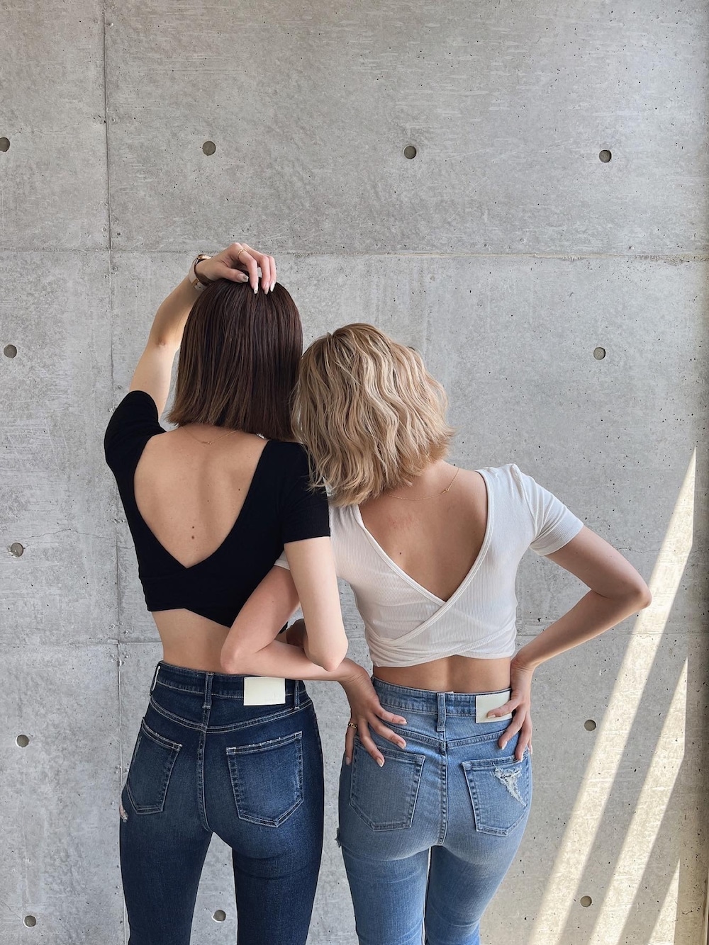 ホワイト系のTシャツ/カットソー、ブルー系のデニムパンツ、ブルー系のデニムパンツを着用したレディースの春コーディネートの1枚目の写真