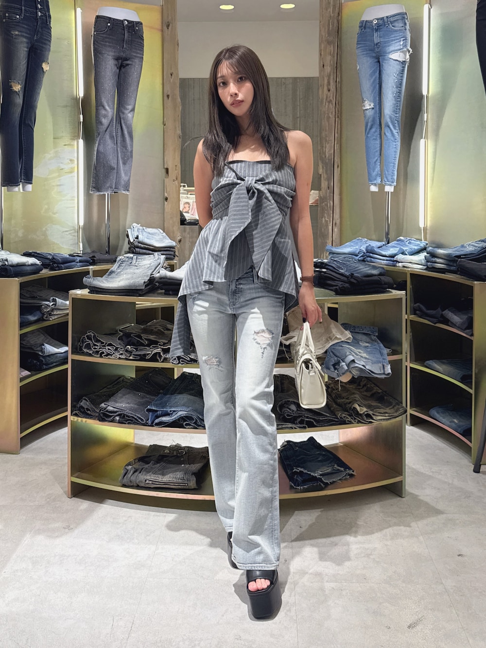 ブルー系のデニムパンツ、グレー系のシャツ/ブラウス、ホワイト系のサンダルを着用したレディースの夏コーディネートの1枚目の写真