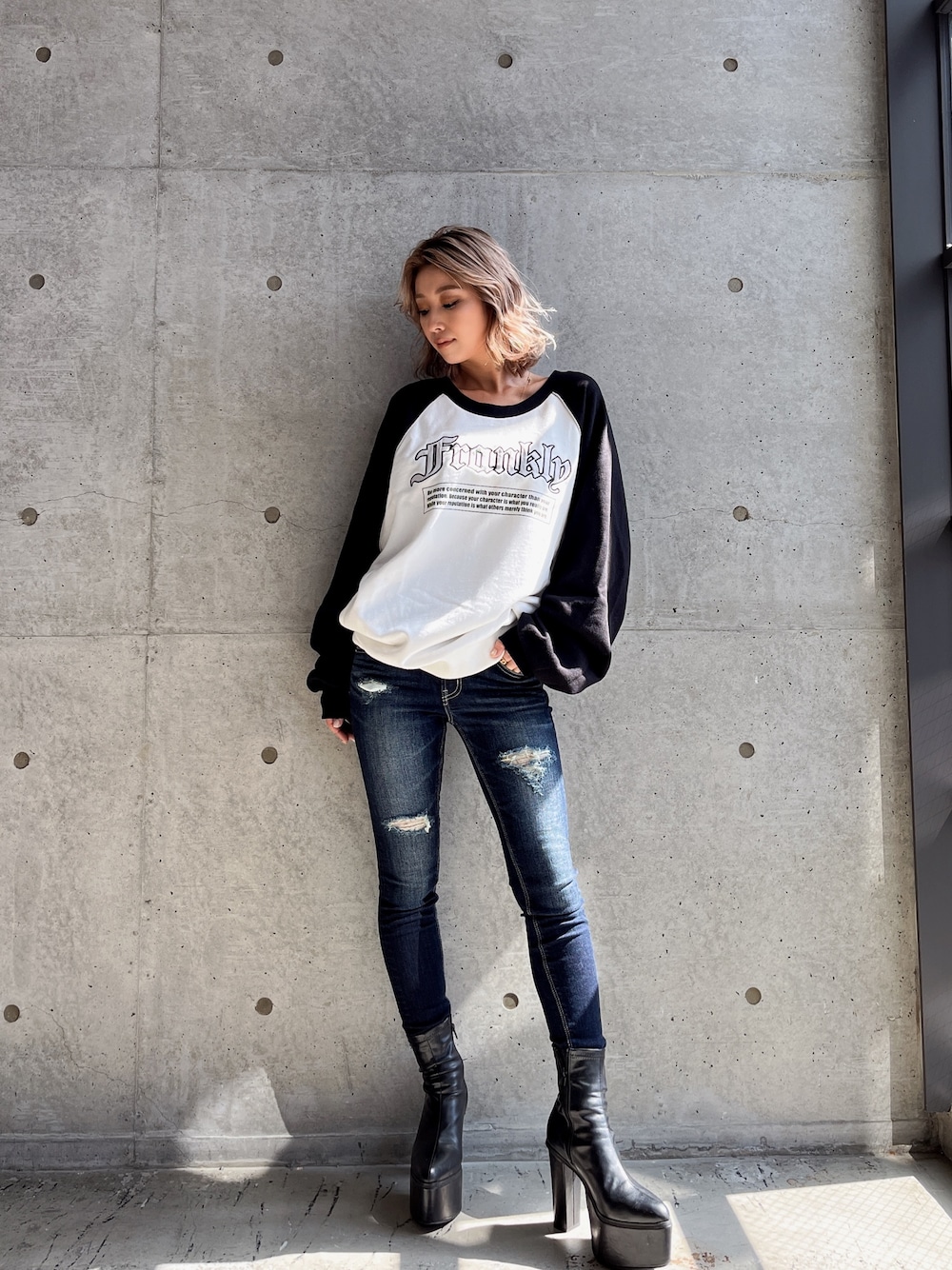 ブラック系のスウェット、ブラック系のブーツを着用したレディースの冬コーディネートの1枚目の写真