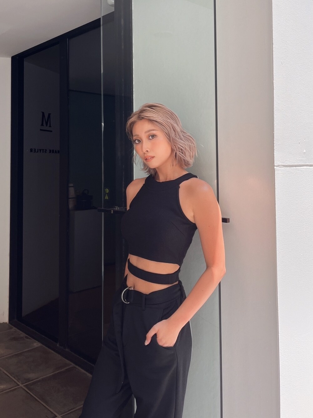 ブラック系のタンクトップ、ブラック系のスウェットパンツを着用したレディースの冬コーディネートの1枚目の写真