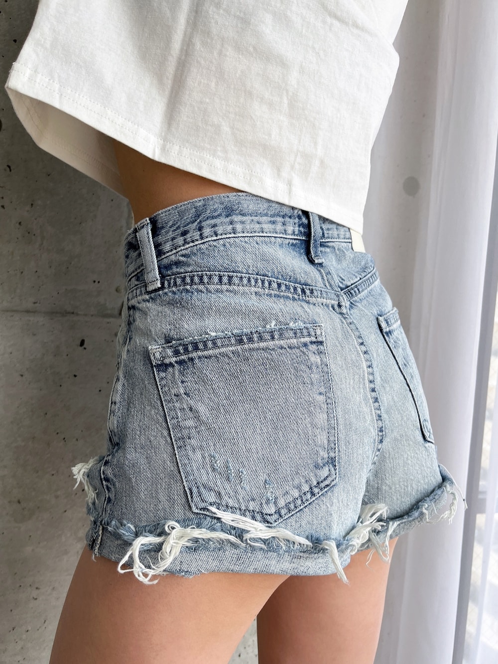 ブルー系のデニムパンツを着用したレディースの夏コーディネートの1枚目の写真