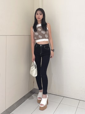 「GYDA（ジェイダ）のGG glitter quiltingアメスリニットトップス（ニット/セーター、ホワイト系）」を使った、Misaさん（レディース・158cm）の夏コーディネート