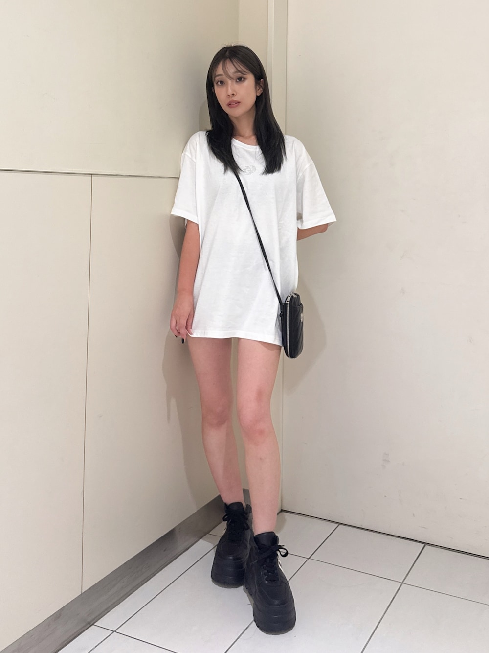 ホワイト系のTシャツ/カットソー、ブラック系のスニーカーを着用したレディースの夏コーディネートの1枚目の写真