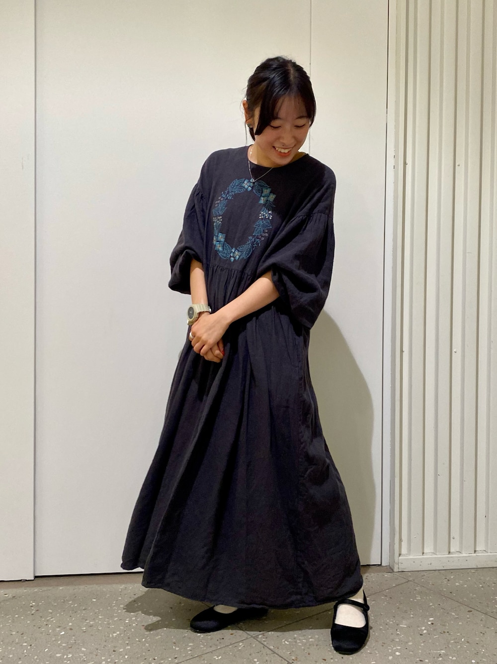 グレー系のワンピースを着用したレディースの秋コーディネートの1枚目の写真