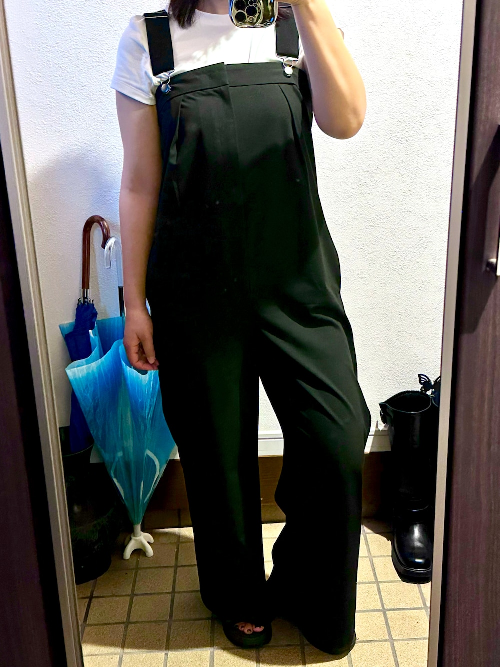 ブラック系のサロペット/オーバーオール、ブラック系のサンダル、グレー系のTシャツ/カットソーを着用したレディースの秋コーディネートの1枚目の写真