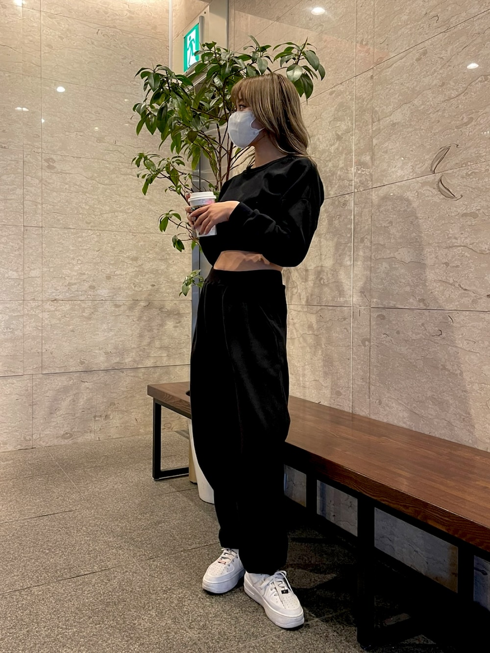 「シンプルコーデ、ootd、カジュアルコーデ、プチプラ、パンツスタイル、スウェット、スウェットパンツ、セットアップ、海外セレブ風、楽チンコーデ、オールブラック、EVRIS、ブラック、NIKE、AIR FORCE 1」｜「EVRISのスウェットテーパードパンツ（スウェットパンツ、ブラック系）」を使った、Rionaさん（レディース・159cm）の春コーディネートの1枚目の写真