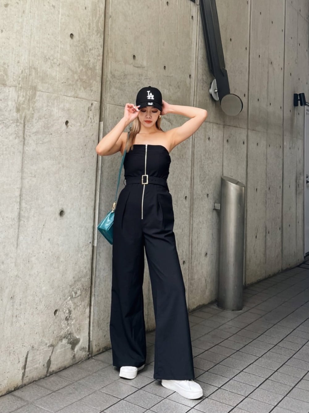 「リラックススタイル、楽チンコーデ、カジュアルコーデ、オトナカジュアル、大人コーデ、プチプラ、ootd、オールインワン、オールブラック、スニーカー、ワントーンコーデ、キャップ、NEW ERA、EVRIS、夏コーデ」｜「EVRISのベアオールインワン（サロペット/オーバーオール、ブラック系）」を使った、Rionaさん（レディース・159cm）の夏コーディネートの1枚目の写真